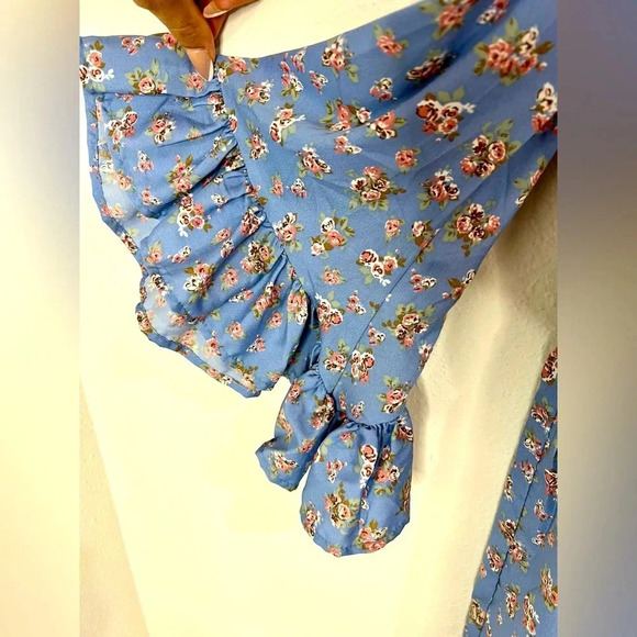 🆕 Hint of Blush Blue Floral Romper - Picture 7 of 12